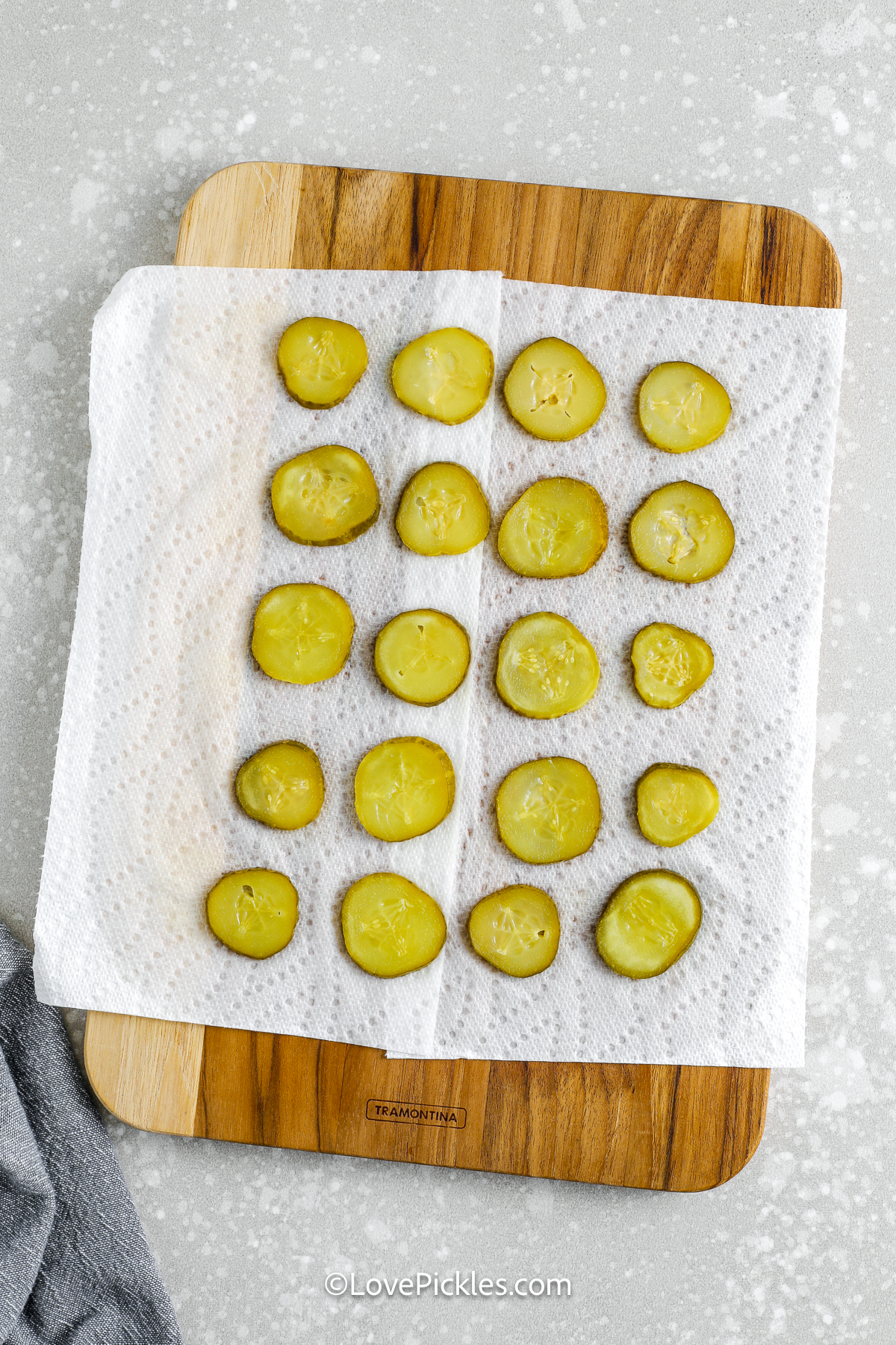 pickle slices on paper towels to make cheese pickle chips
